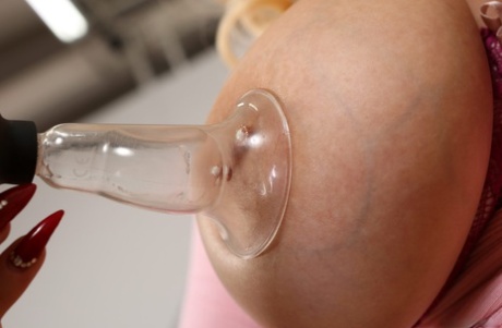 Грудастая блондинка Энджел Вики ублажает себя различными секс игрушками 11