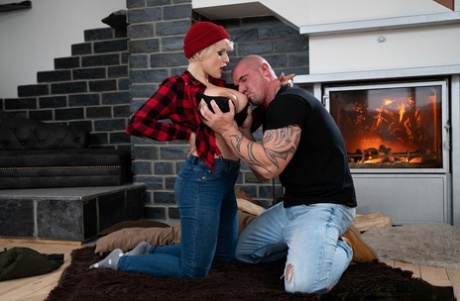 Платиновая блондинка Энджел Вики занимается сексом из киски в рот, одетая в токе 5