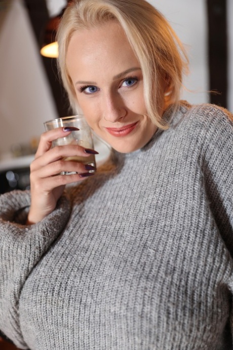 Толстая белокурая ангелочка Вики обнажает свои большие сиськи и проколотые соски из-под свитера 2