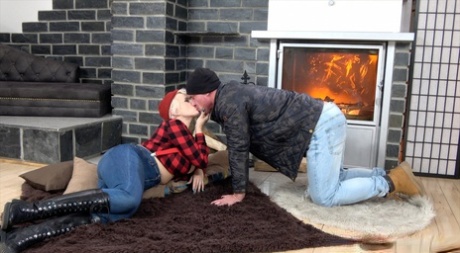 Брайану нравится вкус сочной киски Энджел, и он с наслаждением вылизывает ее 5