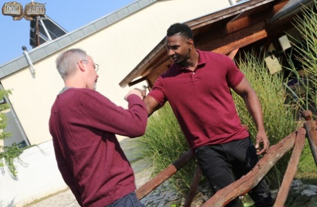 Блондинка с большой грудью трахается с черным быком на глазах у своего трахнутого мужа 2