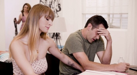 Возбужденная молоденькая Энджел Янгс соблазняет своего отчима с мамой в одной комнате 3