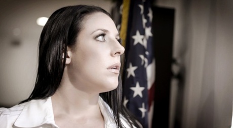 Секретарша-брюнетка Анджела Уайт занимается сексом со своим боссом 2