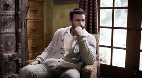 Темноволосая девушка трахается со своим отцом у сексопатолога 4