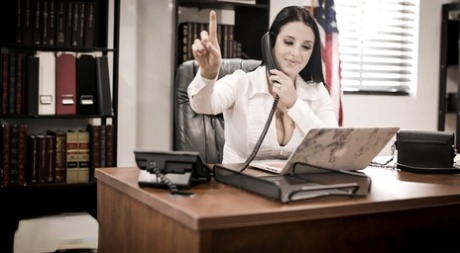 Секретарша-брюнетка Анджела Уайт занимается сексом со своим боссом 1