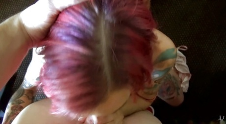 Рыжеволосая с татуировками Анна Белл Пикс делает грязный минет от первого лица 7