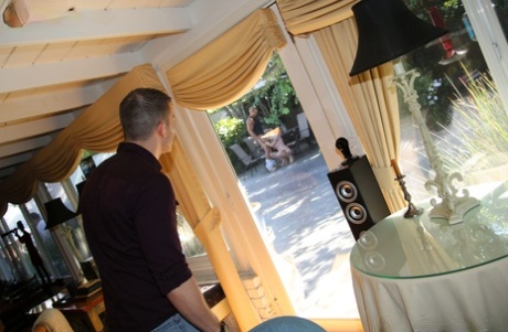 Распутная Анна Белл Пикс стоит на коленях и сосет большой черный член в страстном сексе втроем 4