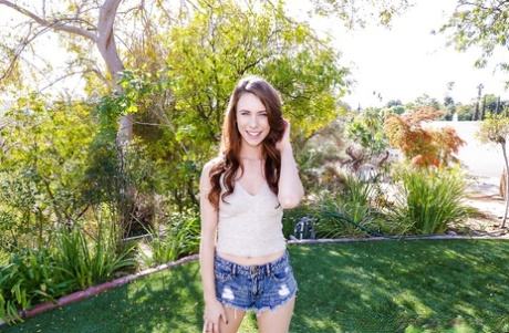 Худенькая соло-девушка Аня Олсен обнажает крошечные сиськи на открытом воздухе в обрезанных шортах 1