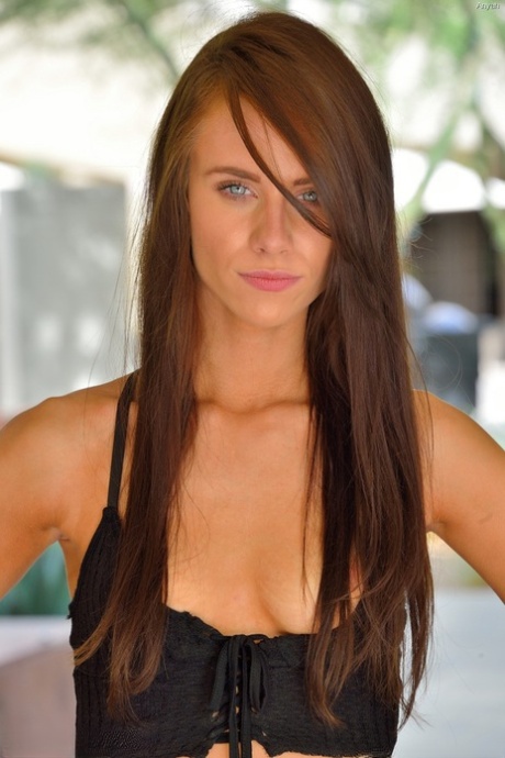 Длинноногий подросток в обрезанных шортах раздевается для прогулки шлюхи с финалом фистинга 5