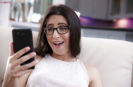 Лесбиянки из реальной жизни Аня Олсен и Серена Блэр едят и теребят пальцами пизды на диване 1