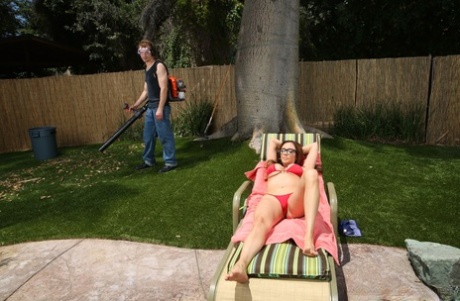 Покрытая спермой мамаша в очках и бикини трахается в жопу и дрочит сиськи на открытом воздухе 3