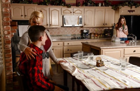 Милфа-латиноамериканка с большой грудью Ариэлла Феррера делает футфетиш и минет за обеденным столом 2