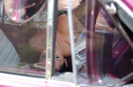 Латиноамериканская милфа Ариэлла Феррера теребит пальцами свою жопу и киску в машине 1