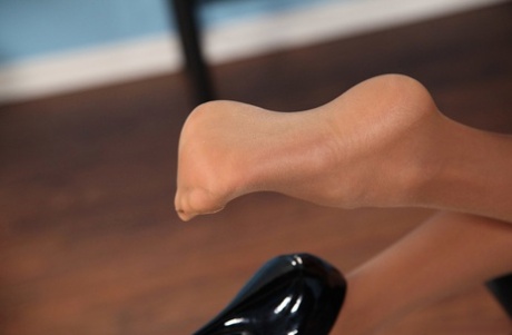 Грудастая секретарша снимает очки, прежде чем потереть свою киску через коричневые колготки 5