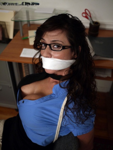 Одетые женщины Дарла Крейн и Ариэлла Феррера оказываются связанными и с кляпом во рту 14