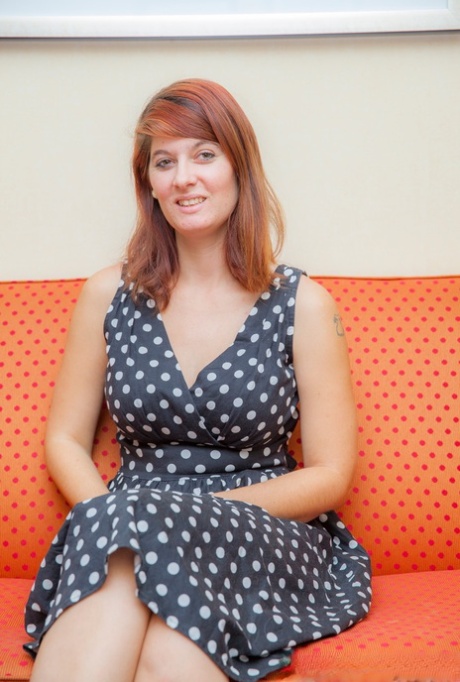 Любительская рыжеволосая женщина раздевается, чтобы наклониться и показать свою сексуальную яблочную попку 1