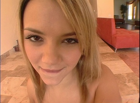 Натуральная блондинка Эшлин Брук раздевается перед тем, как подергать за член в режиме POV 13