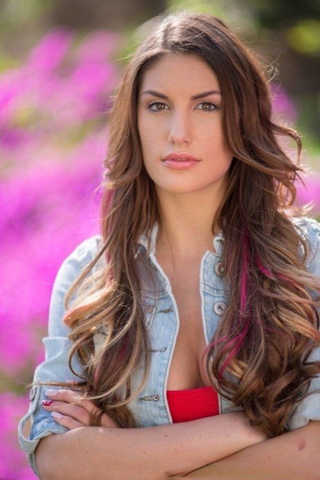 Распутная модель Августа Эймс позирует, демонстрируя потрясающие формы на улице 2