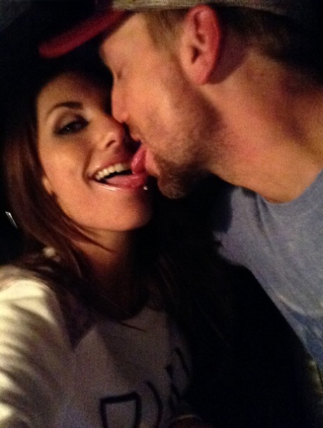 Горячая и улыбчивая Августа Эймс обнажает свои круглые большие сиськи, чтобы позировать обнаженной в сапогах 11