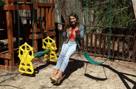 Любительская девушка Августа Эймс обнажает свои красивые сиськи, прежде чем растянуть свои половые губки 1