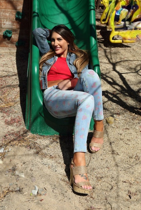 Любительская девушка Августа Эймс обнажает свои красивые сиськи, прежде чем растянуть свои половые губки 2