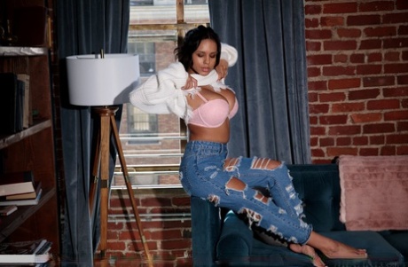 Молодая брюнетка Отэм Фоллс снимает рваные джинсы по пути к раздеванию 2