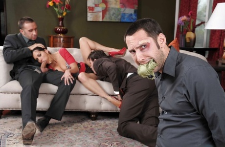 Горячая мамаша с большими круглыми сиськами Ава Аддамс получает двойное проникновение 3