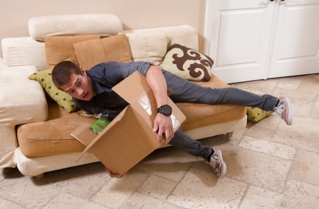 Горячая мамаша в чулках делает чувственный минет и получает анальный оргазм 1