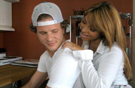 Азиатская пума Ава Дивайн приглашает молодого парня внутрь для анального секса 5