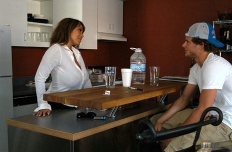 Азиатская пума Ава Дивайн приглашает молодого парня внутрь для анального секса 4