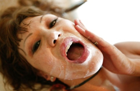 Азиатская милфа красотка Ава Дивайн получает унижение и фетишистский трах 16