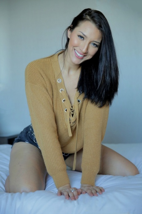 Красивая брюнетка Белла Ролланд рекламирует своего манимейкера, раздеваясь догола 1