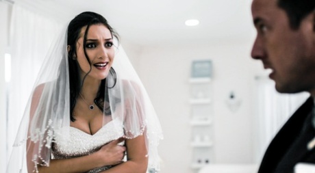 Темноволосая невеста Белла Ролланд получает сперму в открытый рот после траха 2