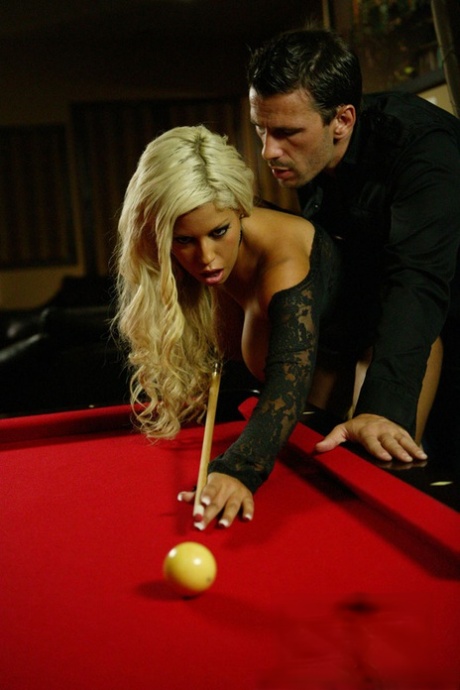 Хорошо сложенная мамаша трахается и ублажает стояк своими кувшинами 1