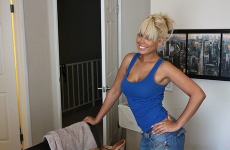 Порнозвезда латиноамериканка с большой грудью сосет и трахается с огромным твердым членом 5