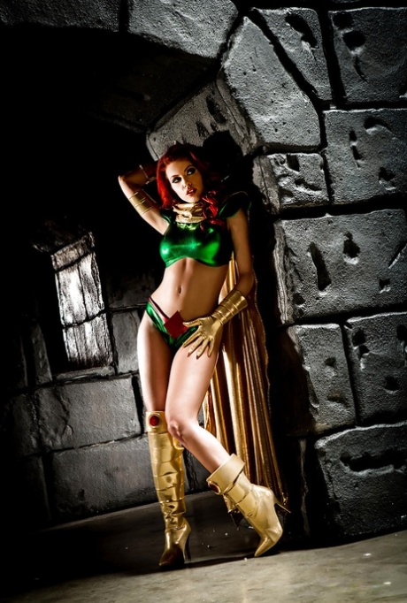 Грудастая рыжеволосая Бритни Эмбер позирует топлесс в костюме для косплея 6