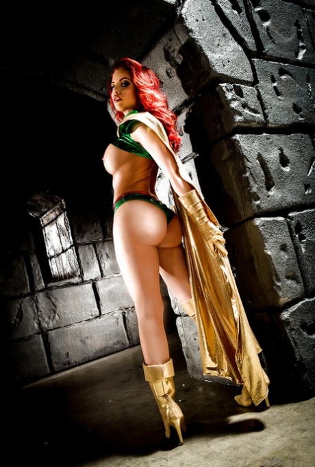 Грудастая рыжеволосая Бритни Эмбер позирует топлесс в костюме для косплея 10