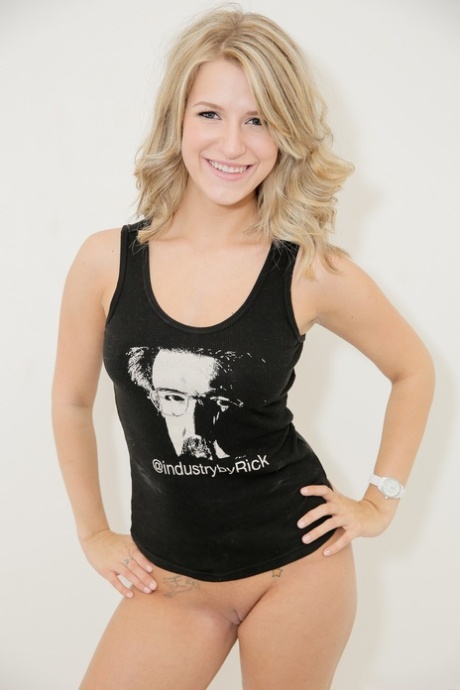 3 девушки-одиночки собираются вместе, чтобы позировать обнаженными в носках перед флагом США 13