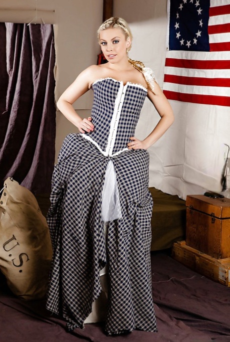 Лисья блондинка в винтажном платье Бритни Эмбер раздевается и раздвигает ноги 1