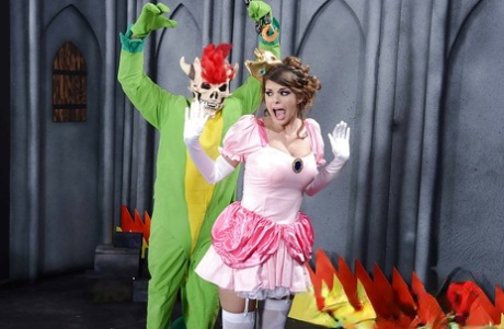 Красотка с большой грудью в белых чулочках отсасывает и трахается с двумя огромными стояками 1