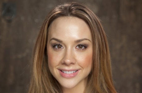 Кавказскую цыпочку связывают и затыкают рот кляпом, прежде чем подвергнуть мастурбации и пыткам 1