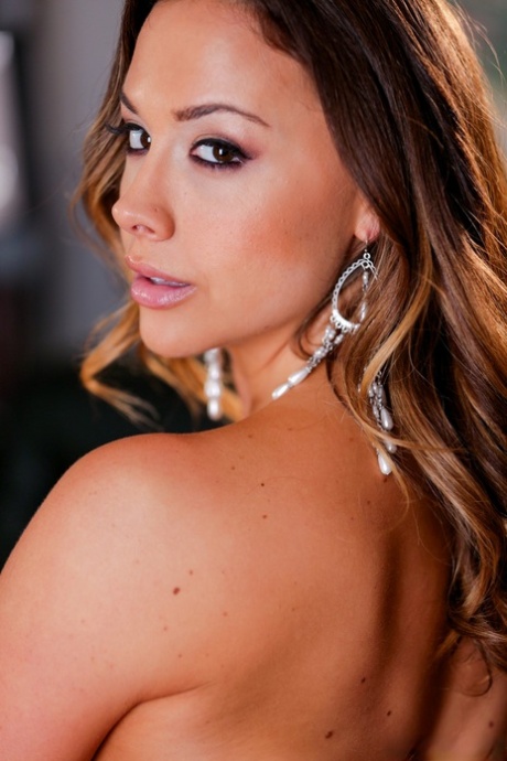 Красивая брюнетка-бомба Шанель Престон раздевается, чтобы обнажить свою муфту 11