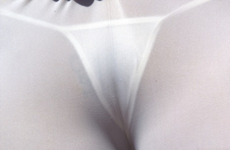 Сексуальная милфа Шанель Престон натягивает штаны для йоги на свой пышный зад 7