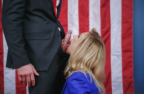 Милф-блондинка, порнозвезда Cherie Deville, обнажает большие сиськи, отсасывая член 2