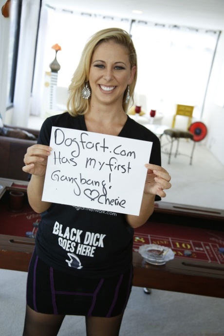 Горячая блондинка Шери Девилл воплощает в жизнь свои мечты о межрасовой групповухе 1