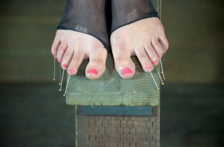 Белокурых женщин доводят до слез во время пыток в подземелье 15