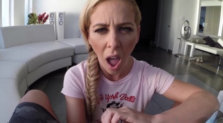 Модели-одиночки по очереди обнажают свою грудь во время моделирования и траха 1