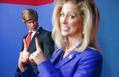 Милф-блондинка, порнозвезда Cherie Deville, обнажает большие сиськи, отсасывая член 1