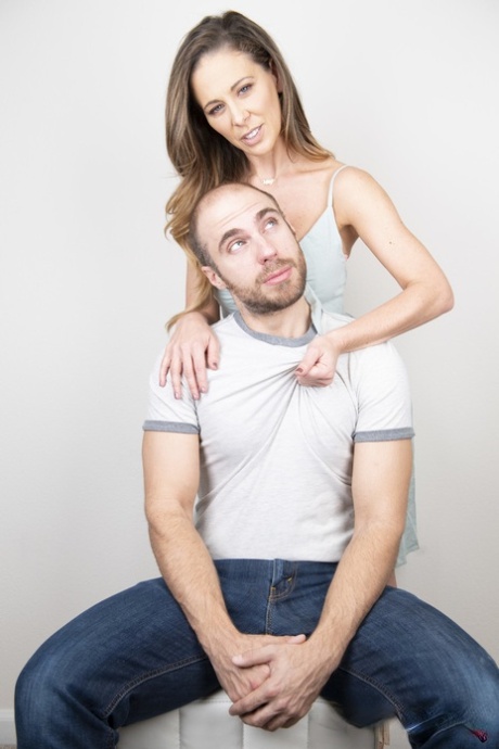 Сексуальная милфа Шери Девилл обнажает свою сочную попку во время действия под юбкой 10