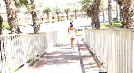 Белокожая цыпочка Хлоя Ламур мочится на пешеходном мосту 15